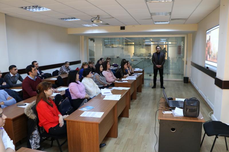 Zal nəzarətçisi sertifikatı almaq üçün təlimlər keçirilir.