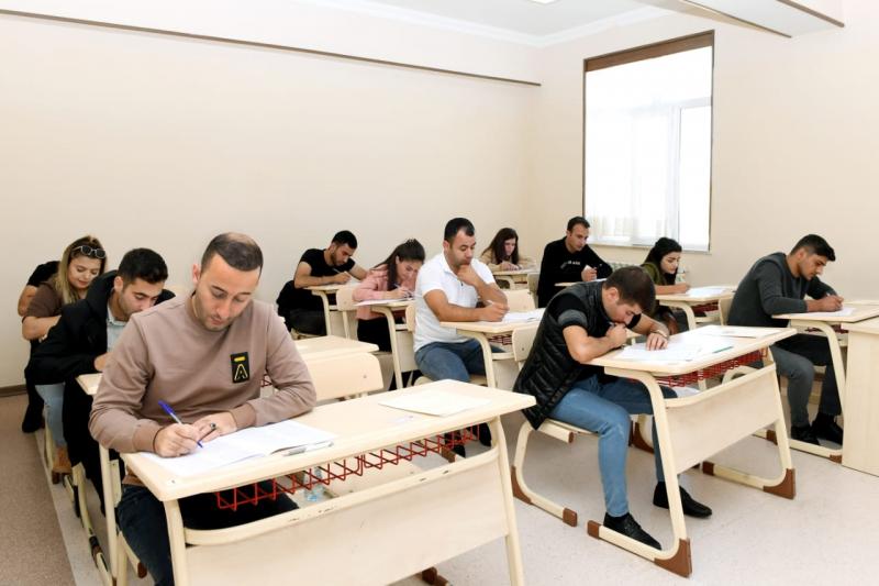 Dövlət qulluğunda inzibati icraçı vəzifələrə (B növü) aid olan vəzifə qrupları üzrə test imtahanı keçirilib