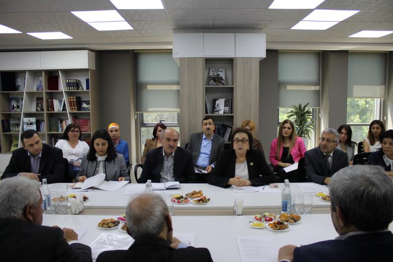 “Azərbaycan dili fənni üzrə bilik və bacarıqların qiymətləndirilməsi məsələləri” mövzusunda dəyirmi masa keçirilmişdir