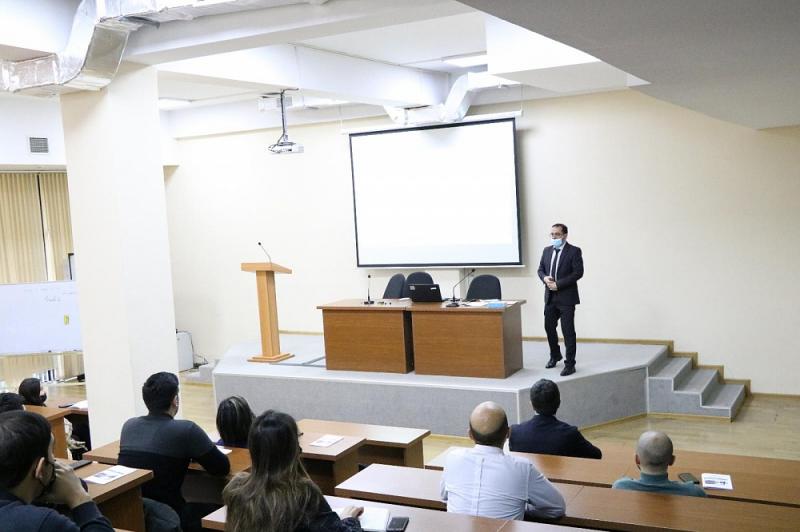 Zal nəzarətçisi sertifikatı əldə etmək istəyən şəxslər üçün müsahibə, test imtahanı və təlimlər davam edir