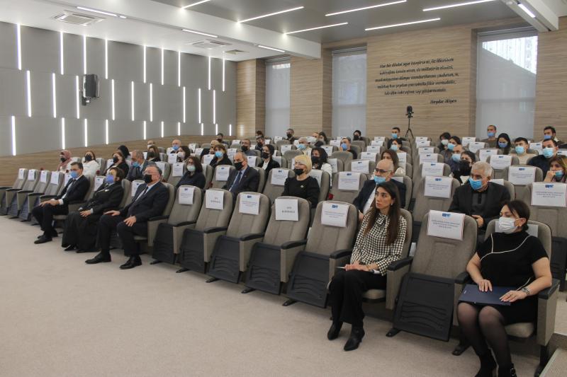 DİM-in Direktorlar Şurasının sədri Məleykə Abbaszadə 2021-ci ildə keçirilən imtahanlarda fərqlənmiş zal nəzarətçiləri və imtahan rəhbərləri ilə görüş keçirib