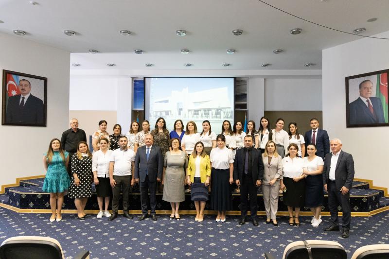 DİM-in Direktorlar Şurasının sədri Məleykə Abbaszadə 327 nömrəli məktəbin məzunları ilə görüş keçirib