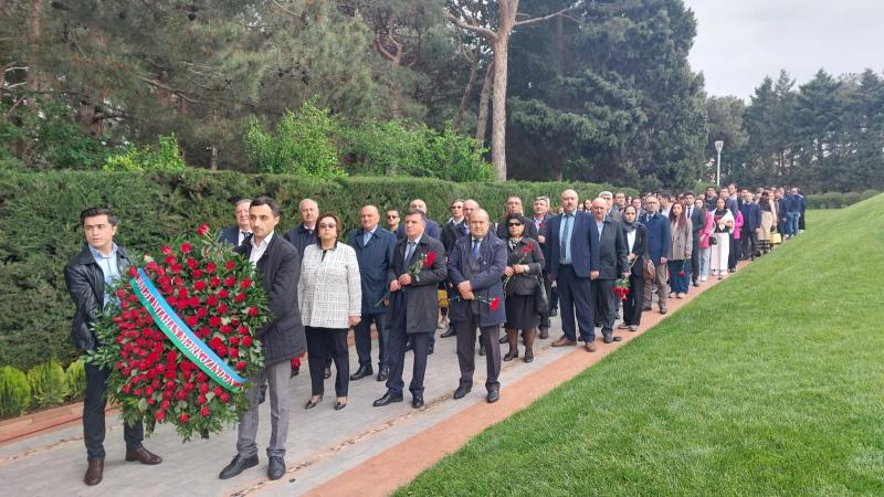 DİM-in rəhbərliyi və kollektivi bu gün Fəxri Xiyabanda ulu öndər Heydər Əliyevin məzarını ziyarət edib