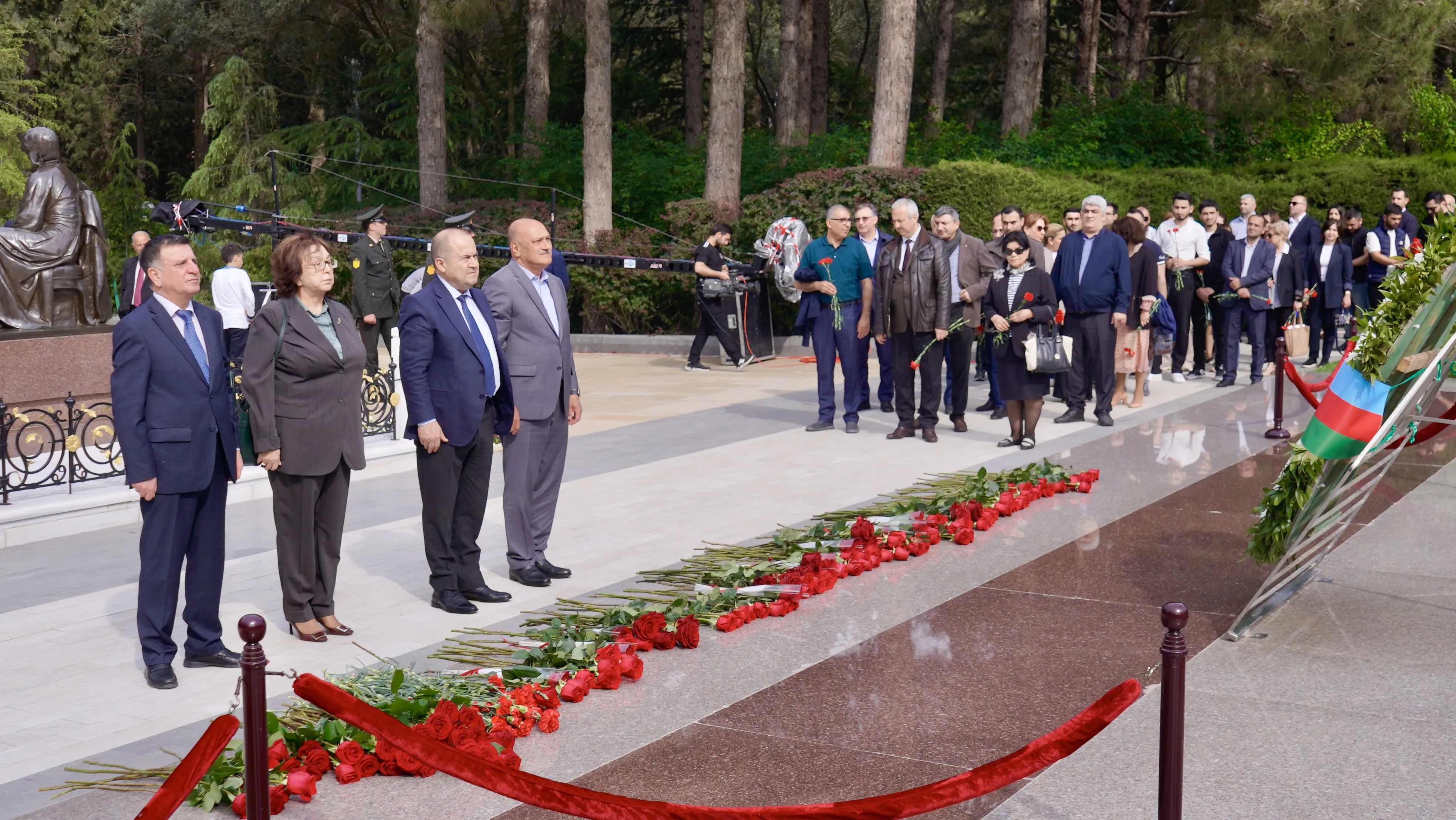 Dövlət İmtahan Mərkəzinin rəhbərliyi və kollektivi ümummilli lider H.Əliyevin məzarını ziy...