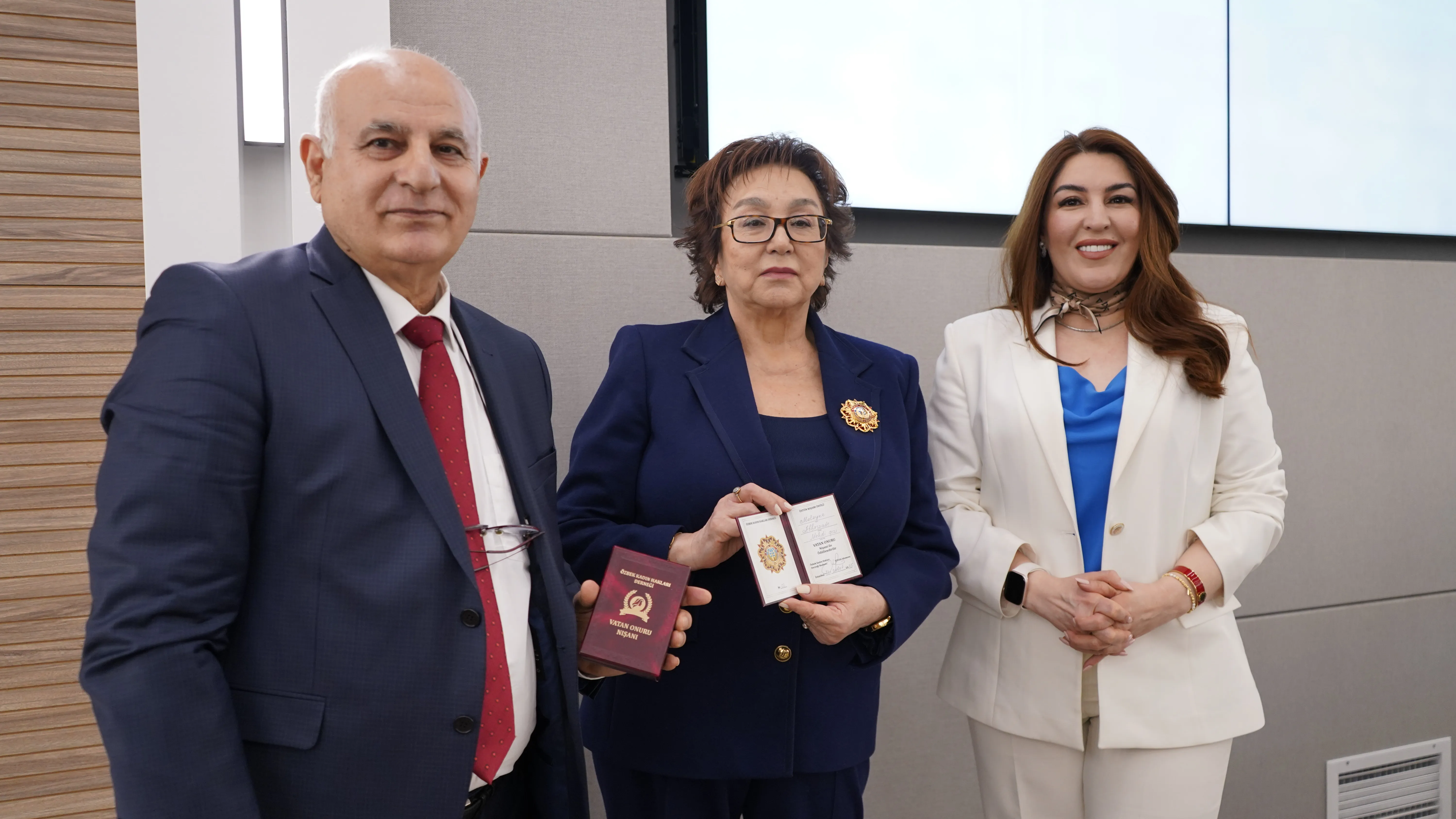Təhsil sahəsində uzunmüddətli səmərəli fəaliyyətinə görə DİM-in İdarə Heyətinin sədri M.Abbaszadəyə Özbək Qadın Haqları Fondunun “Vətənin Şərəfi” Ordeni təqdim olunub